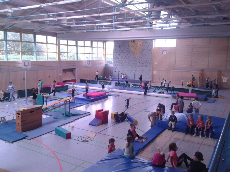 Bewegungslandschaft mit Matten, Bänken und Turngeräten beim Weltkindertag in der Merklinger Sporthalle.