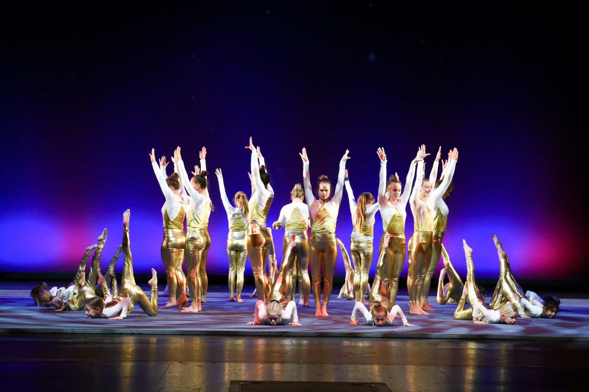 Foto 1 zum Bericht: Akrobatinnen „Flow Motion“ des TVM bei der Matinee der Bewegung im Ulmer Theater