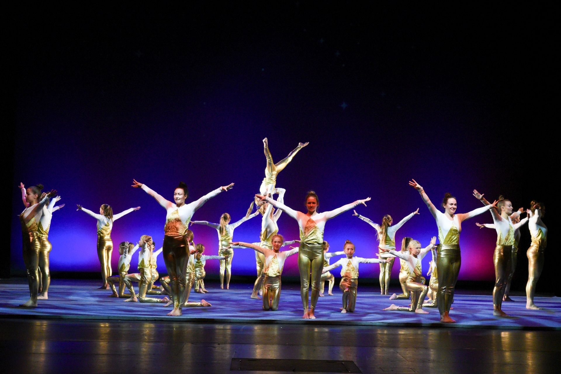 Foto 2 zum Bericht: Akrobatinnen „Flow Motion“ des TVM bei der Matinee der Bewegung im Ulmer Theater