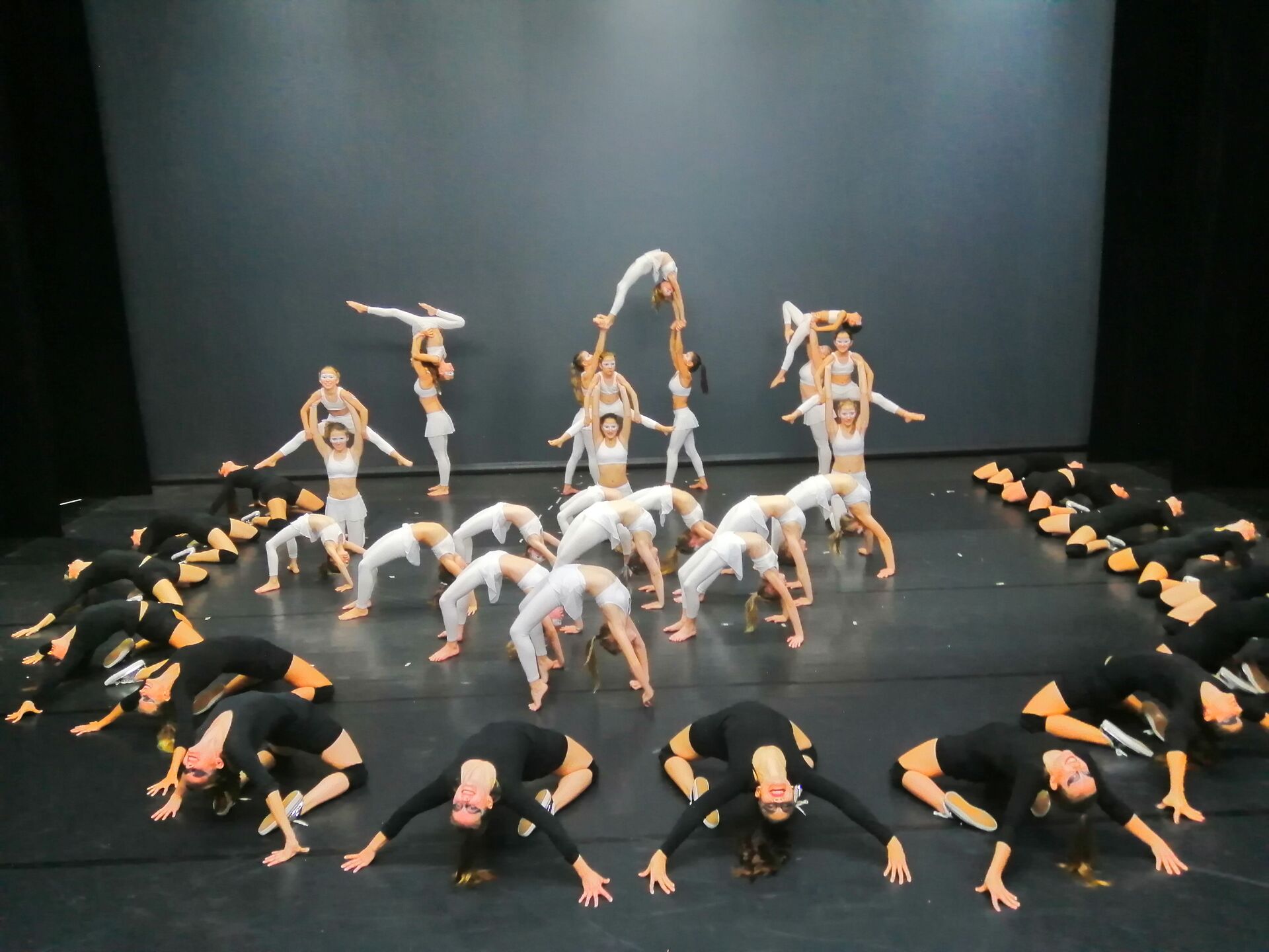 Foto 2 zum Bericht: „It’s  magic“ - Akrobatinnen des TVM bei der Matinee der Bewegung im Ulmer Theater